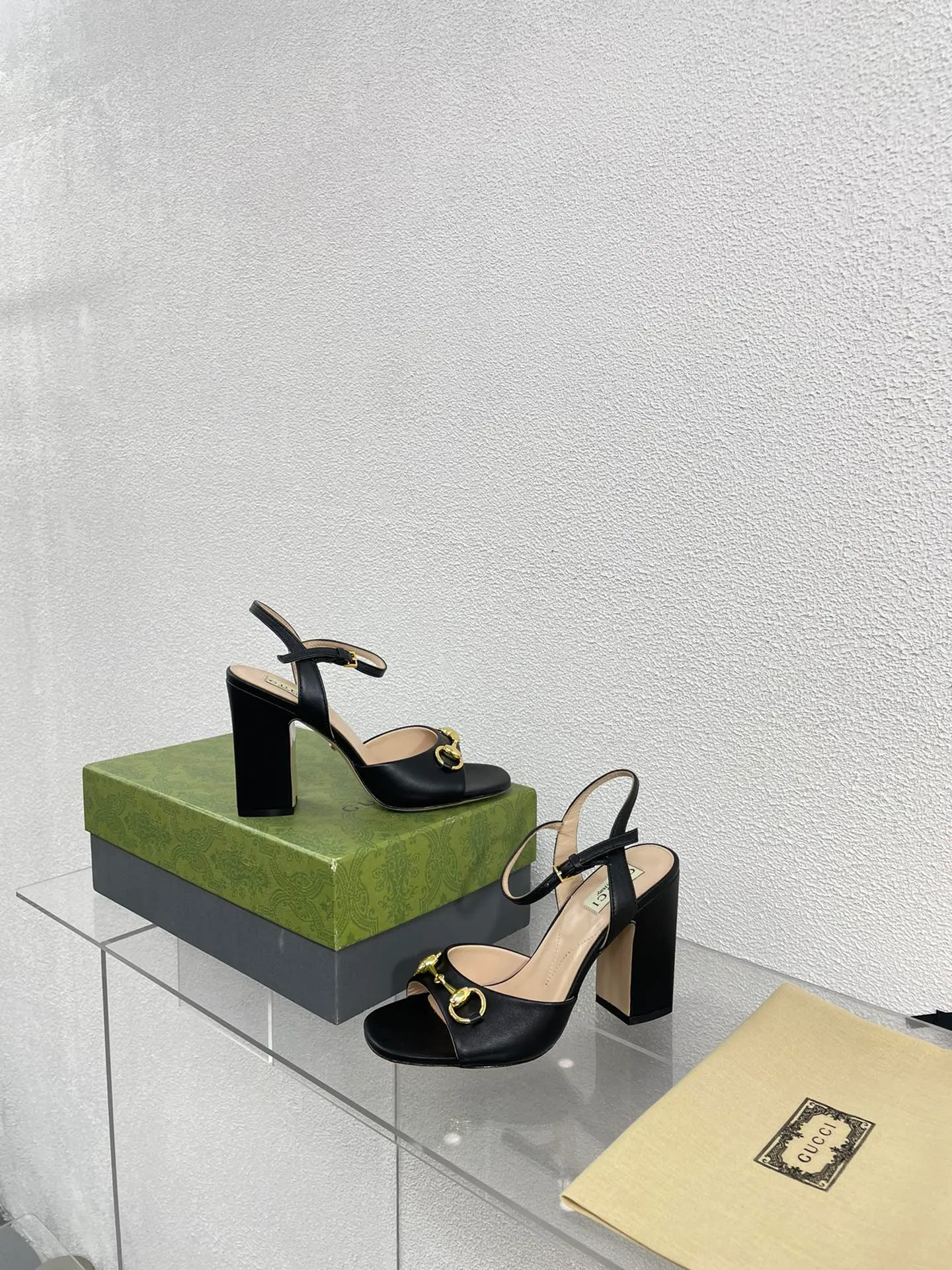 👟👟Ex-factory price 520👟👟 Classic Gucci sandals 💰 Popular 🔥 single product brown, upper made of lambskin, classic logo💪 Exquisite double G diamond buckle hardware, Italian imported genuine leather outsole💯 Sheepskin lining, feet, classic hardware buckle, original custom code number: 35 36 37 38 39 40 41 42 (order 40 41 42) with original packaging